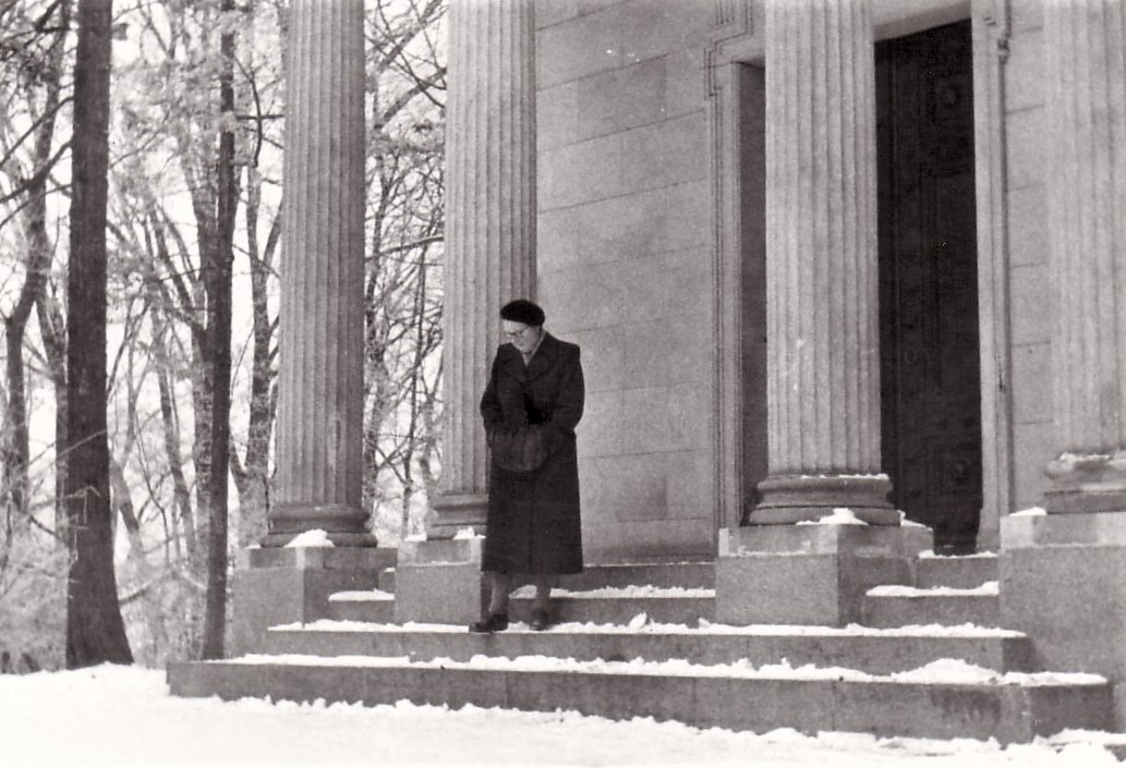 Annalise Wagner am Luisentempel Neustrelitz © Karbe-Wagner-Archiv
