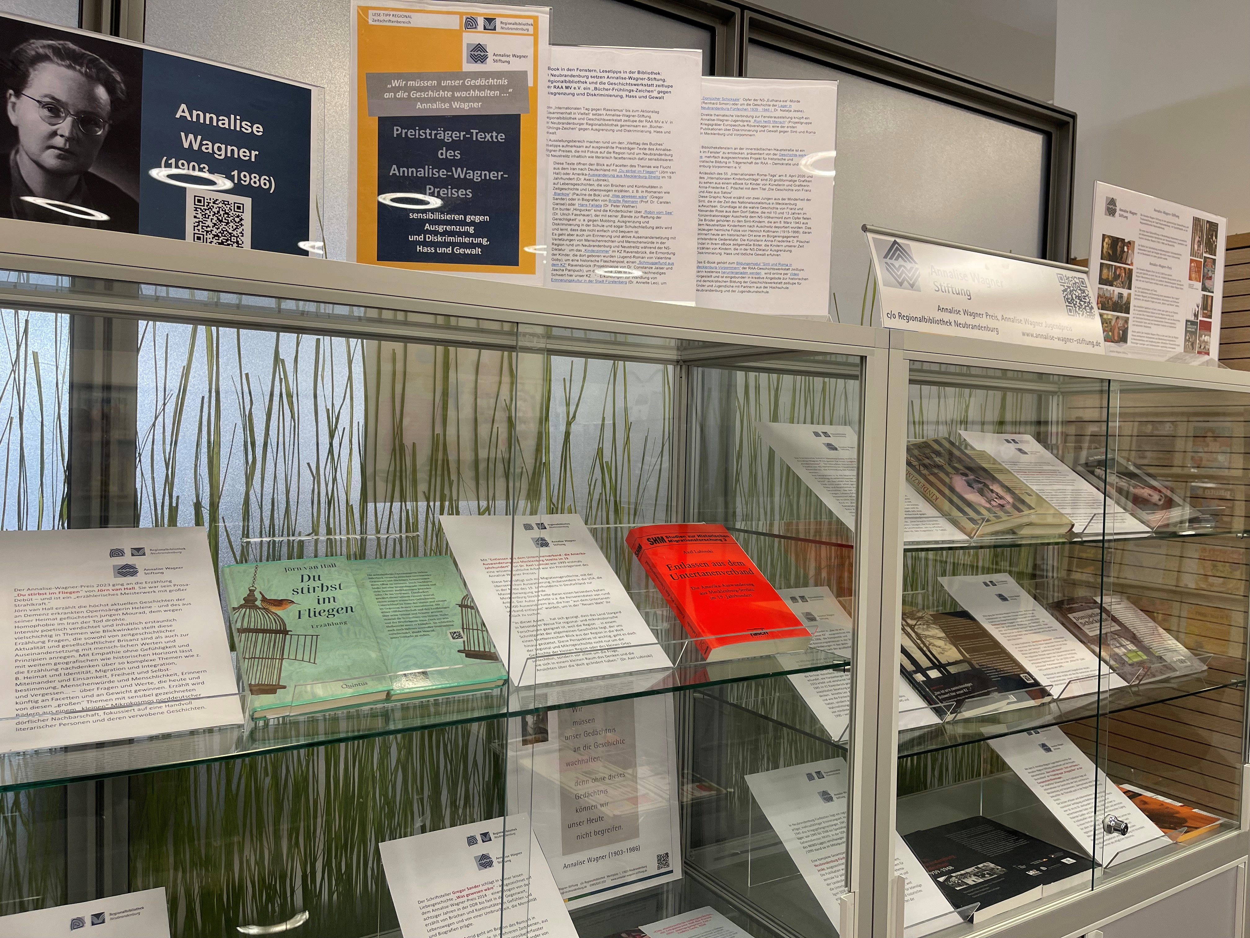 In Neubrandenburg setzen Annalise-Wagner-Stiftung, Regionalbibliothek und die Geschichtswerkstatt zeitlupe der RAA MV e.V. ein „Bücher-Frühlings-Zeichen“ gegen Ausgrenzung und Diskriminierung, Hass und Gewalt